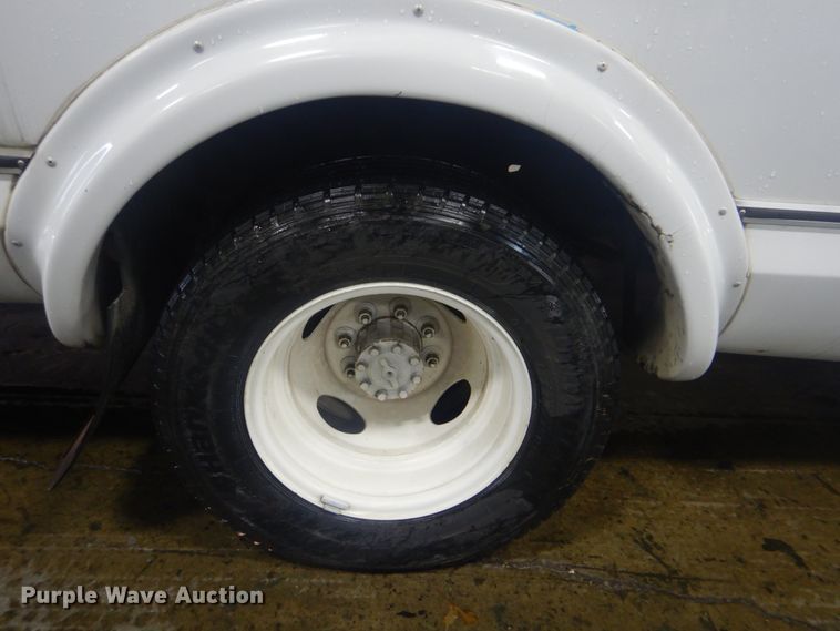 image for item DI2334 2009 Ford E450 Super Duty shuttle bus