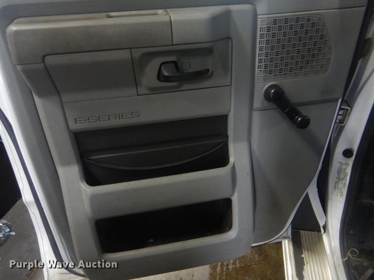 image for item DI2335 2010 Ford E450 Super Duty shuttle bus