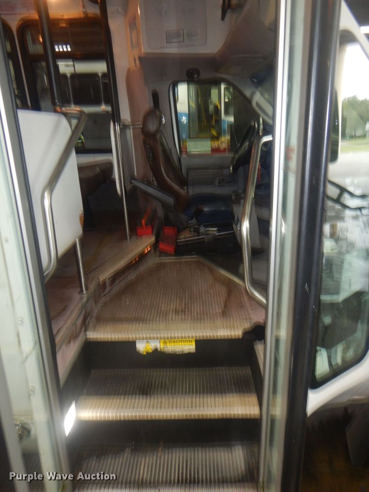 image for item DI2335 2010 Ford E450 Super Duty shuttle bus