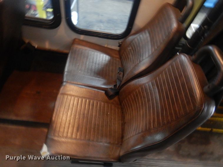 image for item DI2335 2010 Ford E450 Super Duty shuttle bus