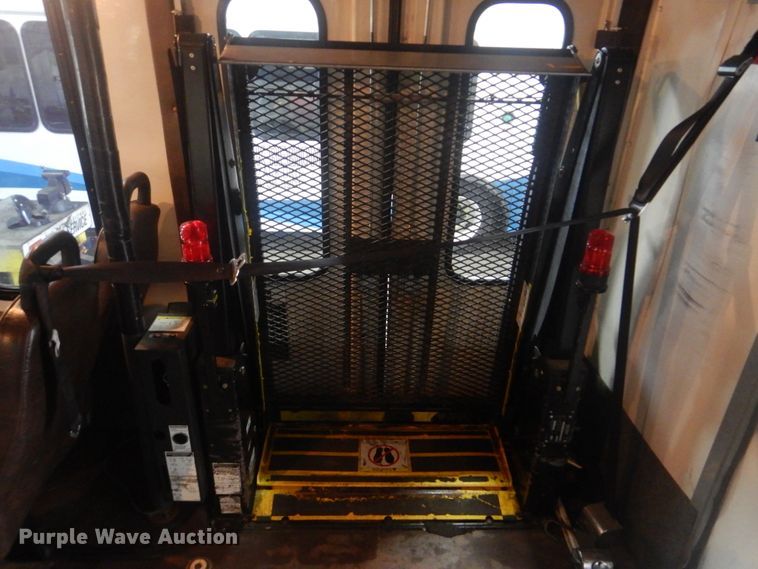 image for item DI2335 2010 Ford E450 Super Duty shuttle bus