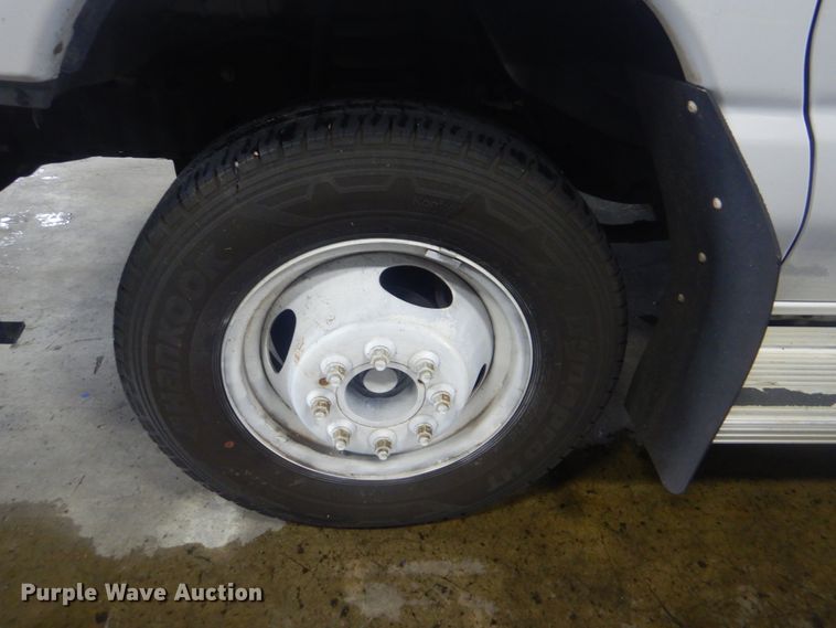 image for item DI2335 2010 Ford E450 Super Duty shuttle bus