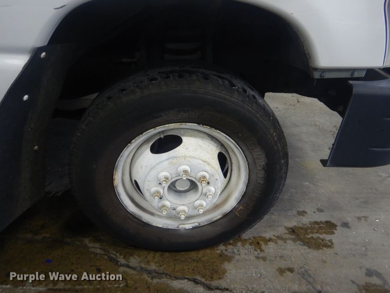 image for item DI2335 2010 Ford E450 Super Duty shuttle bus