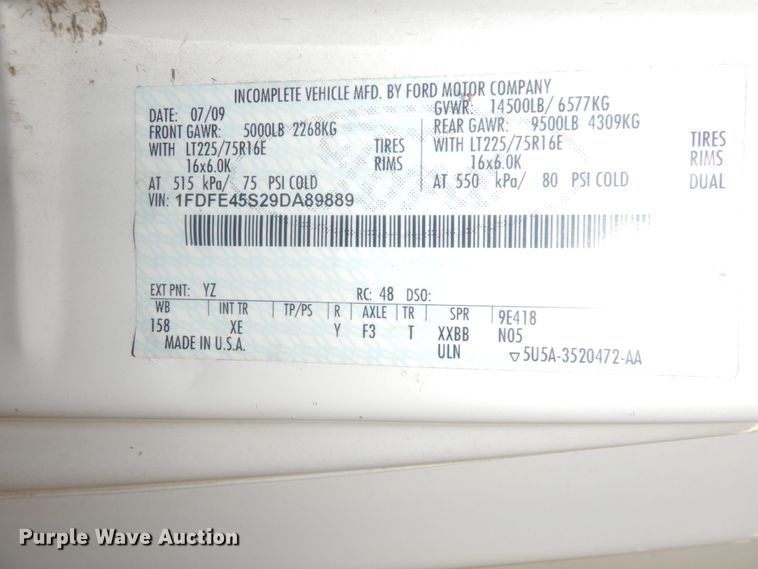 image for item DI2335 2010 Ford E450 Super Duty shuttle bus