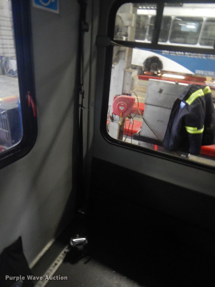 image for item DI2342 2011 Ford Econoline E450 Super Duty shuttle bus