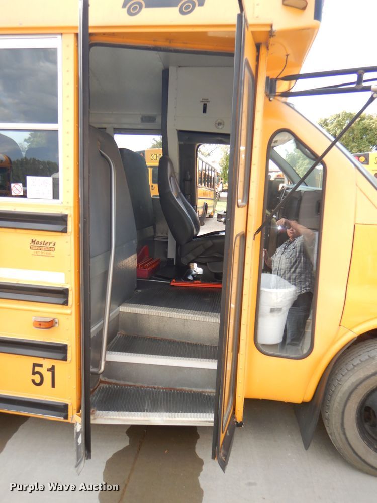 image for item DI2528 2005 GMC Savana G3500 school bus