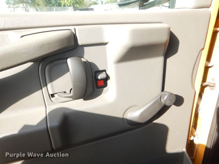 image for item DI2533 2004 GMC Savana G3500 school bus