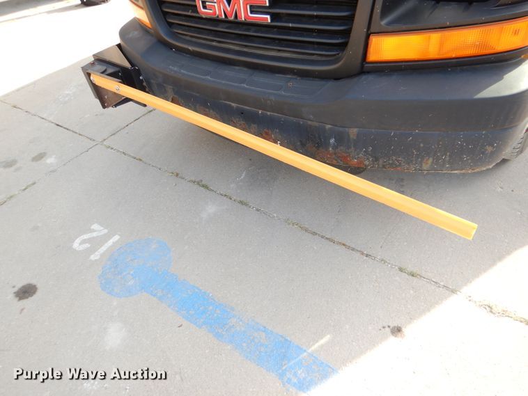 image for item DI2533 2004 GMC Savana G3500 school bus