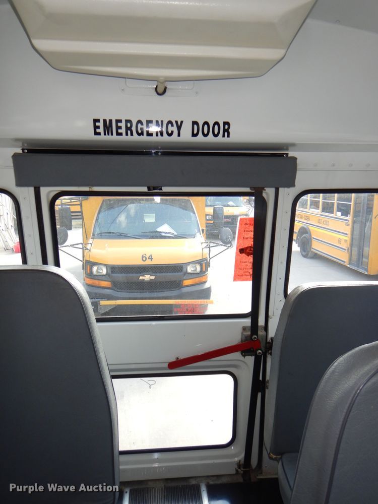 image for item DI2533 2004 GMC Savana G3500 school bus