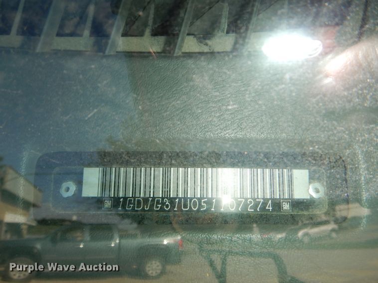 image for item DI2533 2004 GMC Savana G3500 school bus