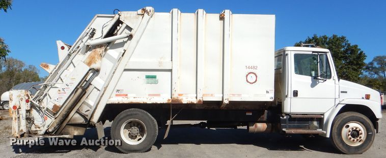 image for item DI2542 2003 Freightliner Business Class M2 refuse truck