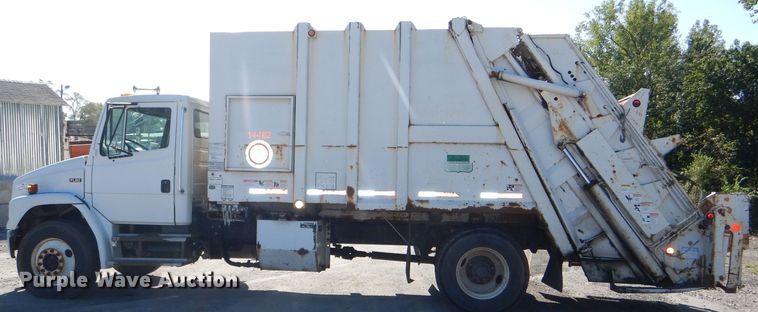 image for item DI2542 2003 Freightliner Business Class M2 refuse truck