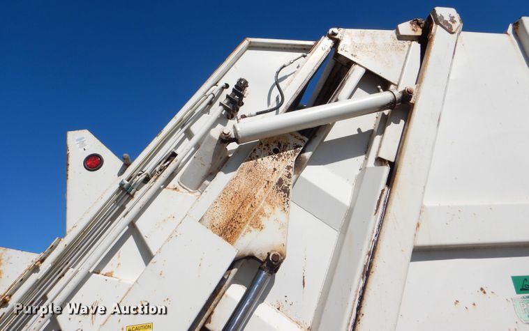 image for item DI2542 2003 Freightliner Business Class M2 refuse truck