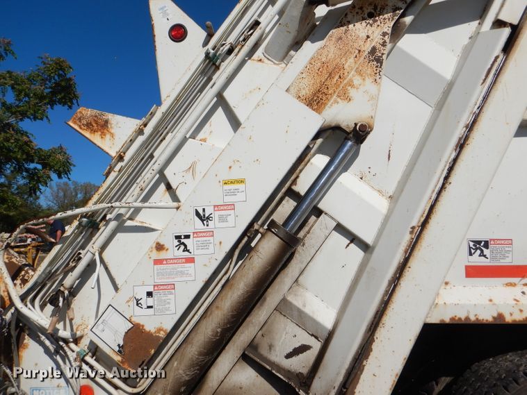 image for item DI2542 2003 Freightliner Business Class M2 refuse truck