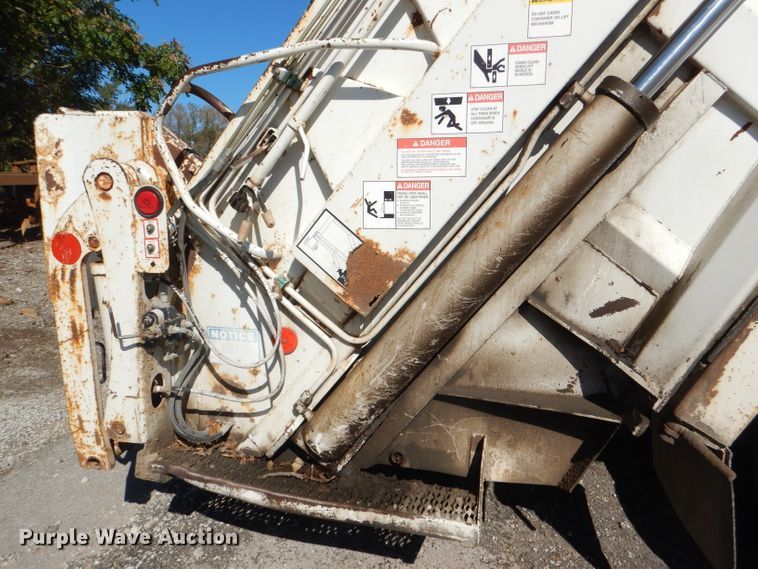 image for item DI2542 2003 Freightliner Business Class M2 refuse truck