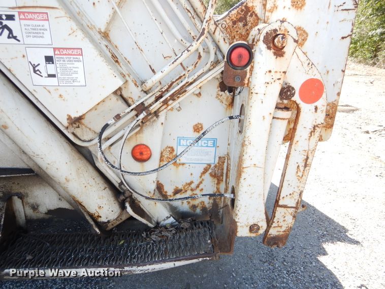 image for item DI2542 2003 Freightliner Business Class M2 refuse truck