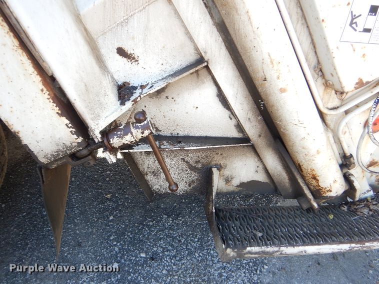 image for item DI2542 2003 Freightliner Business Class M2 refuse truck