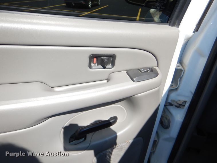 image for item DI2548 2004 Chevrolet Suburban 1500 SUV