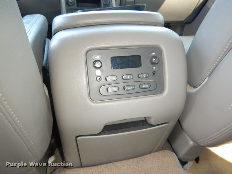 image for item DI2548 2004 Chevrolet Suburban 1500 SUV