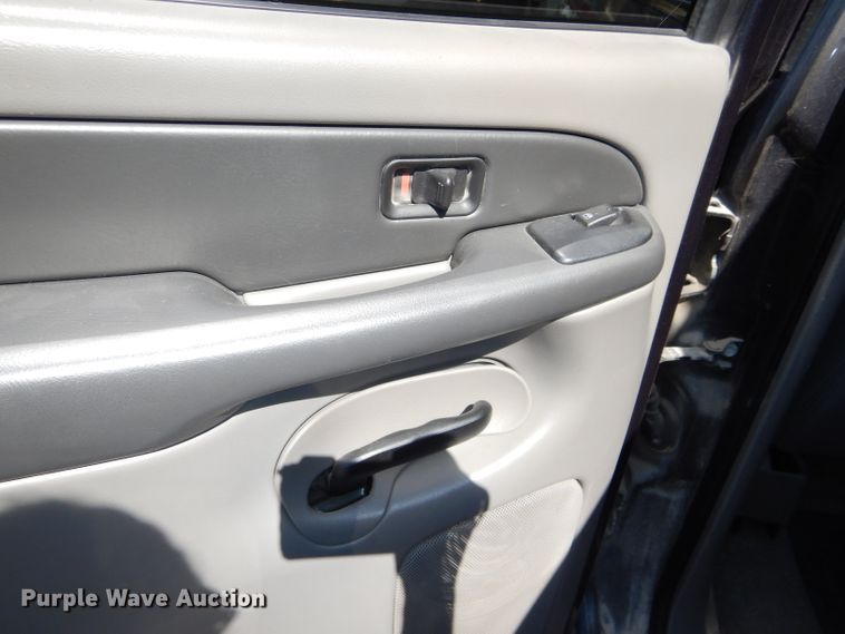 image for item DI2549 2003 Chevrolet Suburban 1500 LT SUV