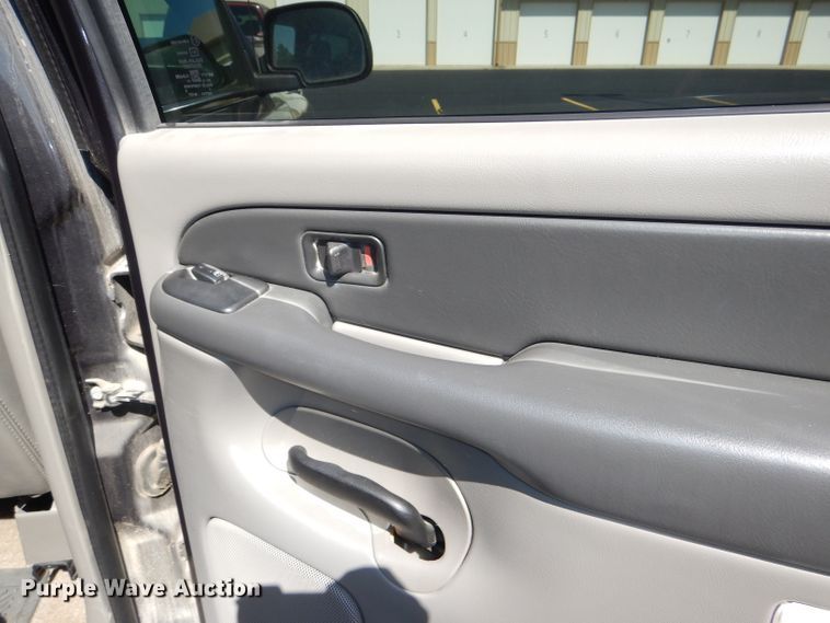 image for item DI2549 2003 Chevrolet Suburban 1500 LT SUV