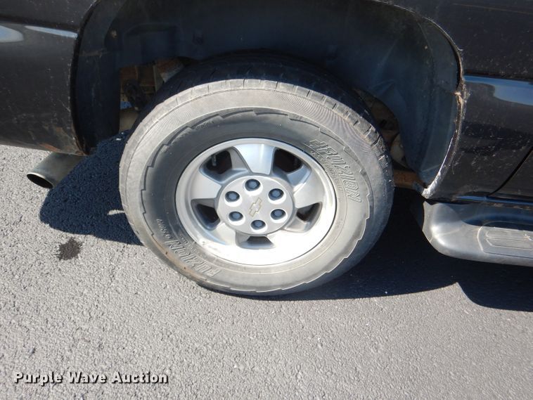 image for item DI2549 2003 Chevrolet Suburban 1500 LT SUV