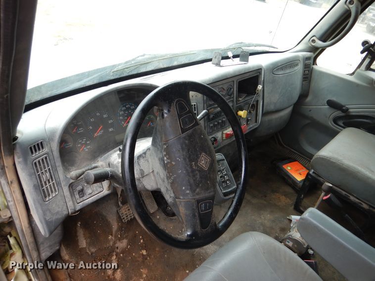 image for item EK9063 2003 International 7400 dump truck