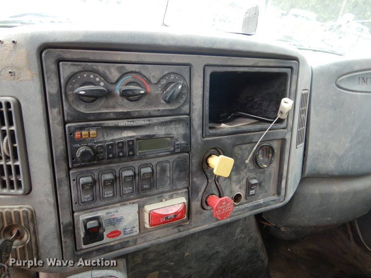 image for item EK9063 2003 International 7400 dump truck