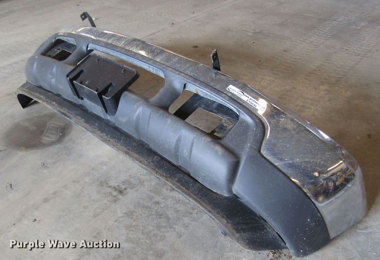 image for item EY9548 2001 Ford Excursion bumper