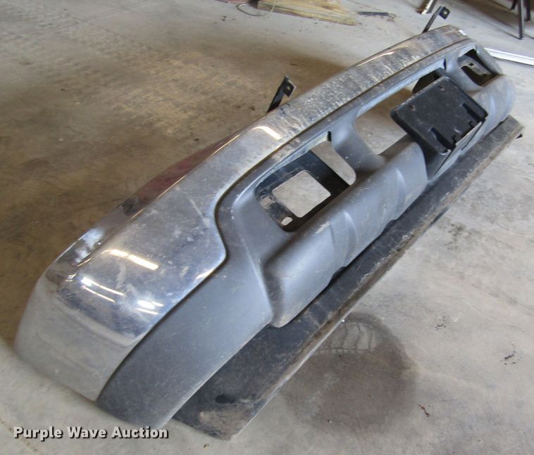image for item EY9548 2001 Ford Excursion bumper
