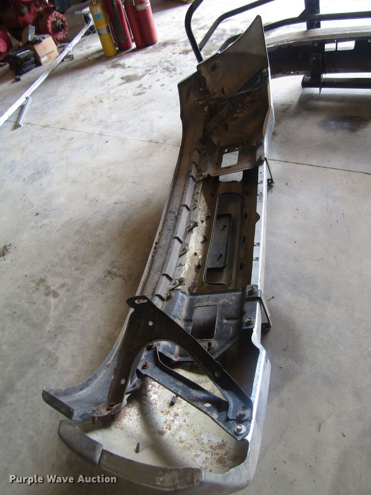 image for item EY9548 2001 Ford Excursion bumper