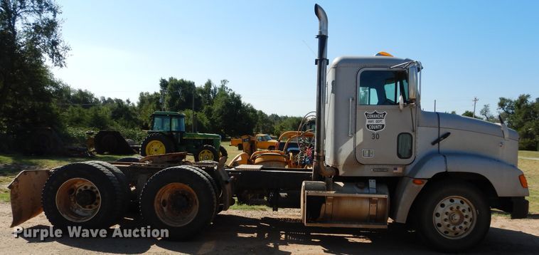 image for item FK9771 2000 Freightliner FLD semi truck