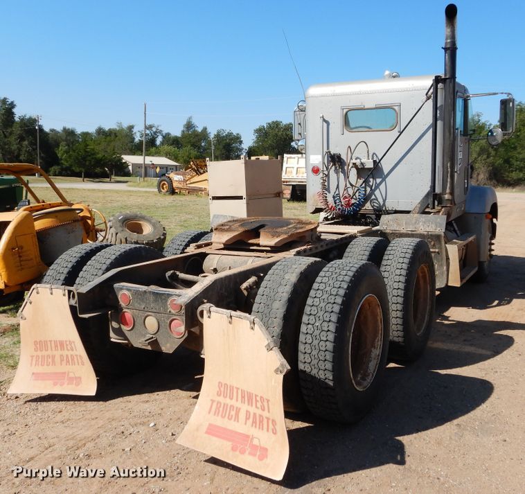 image for item FK9771 2000 Freightliner FLD semi truck