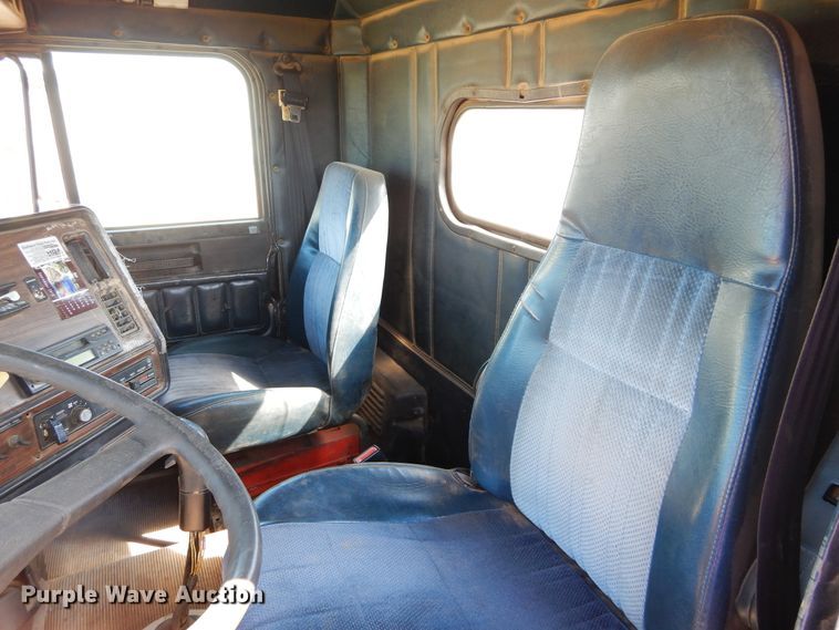 image for item FK9771 2000 Freightliner FLD semi truck