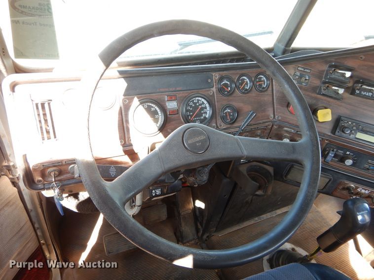 image for item FK9771 2000 Freightliner FLD semi truck