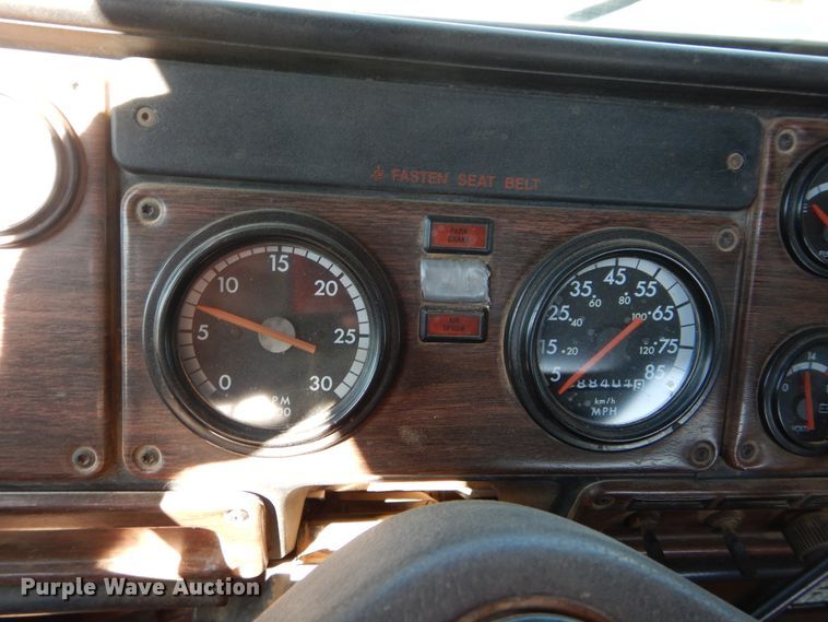 image for item FK9771 2000 Freightliner FLD semi truck