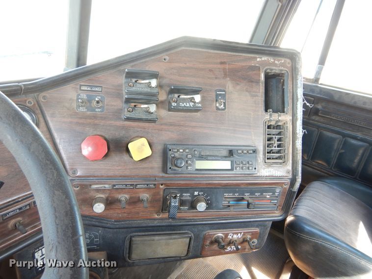 image for item FK9771 2000 Freightliner FLD semi truck