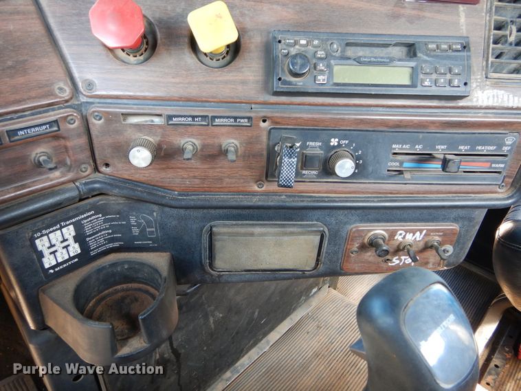 image for item FK9771 2000 Freightliner FLD semi truck