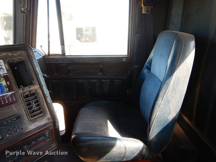 image for item FK9771 2000 Freightliner FLD semi truck