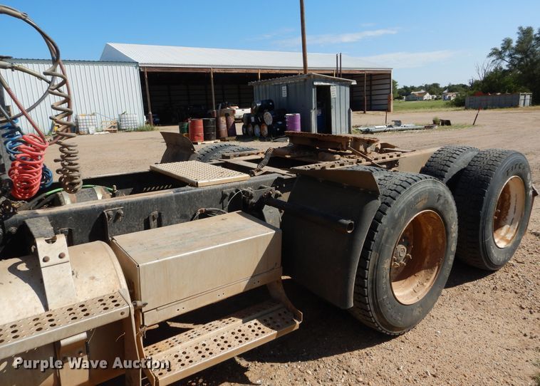 image for item FK9771 2000 Freightliner FLD semi truck