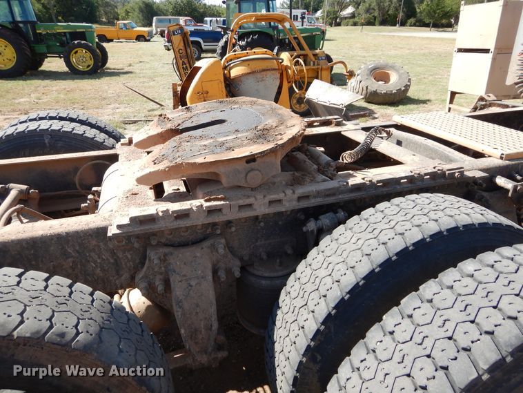 image for item FK9771 2000 Freightliner FLD semi truck