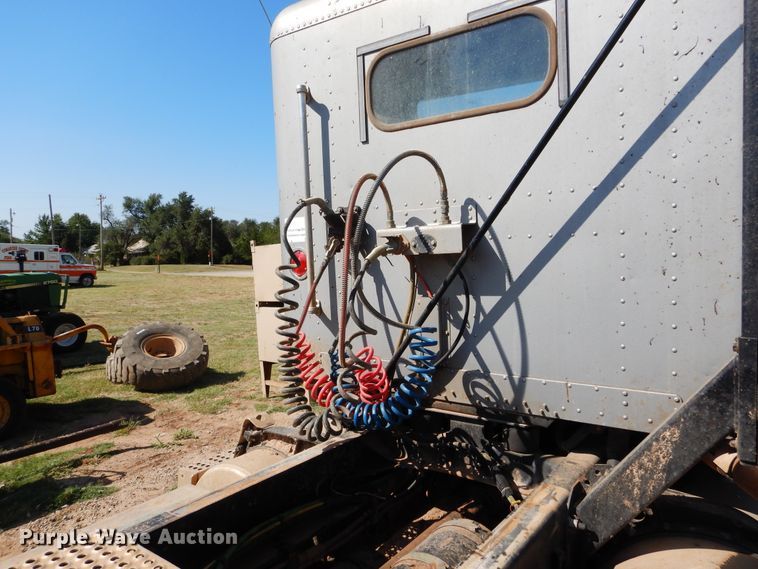 image for item FK9771 2000 Freightliner FLD semi truck