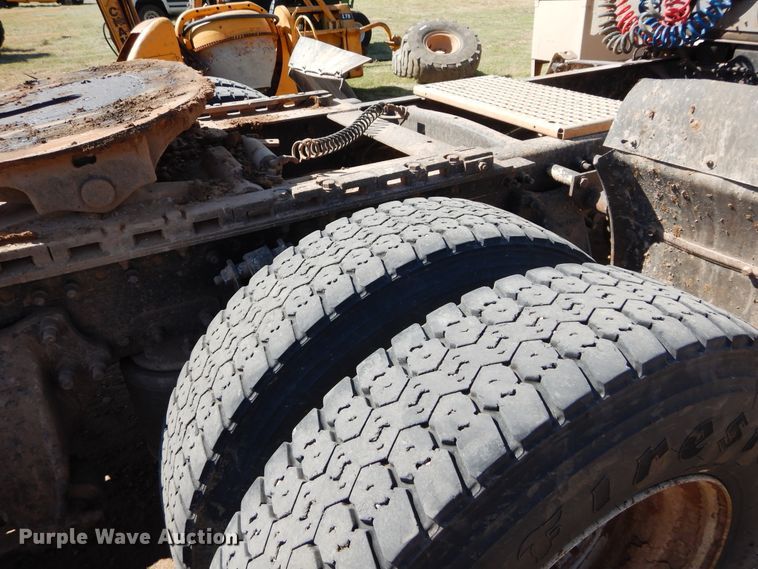 image for item FK9771 2000 Freightliner FLD semi truck