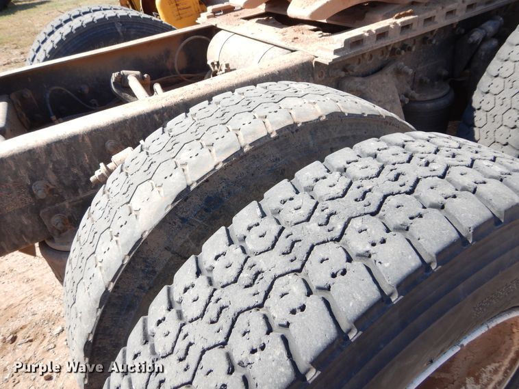 image for item FK9771 2000 Freightliner FLD semi truck