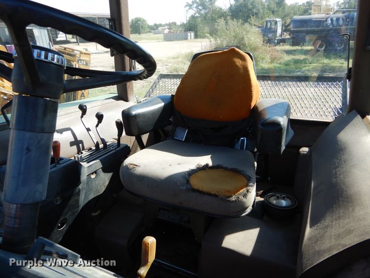 image for item FK9776 1983 John Deere 2750 tractor