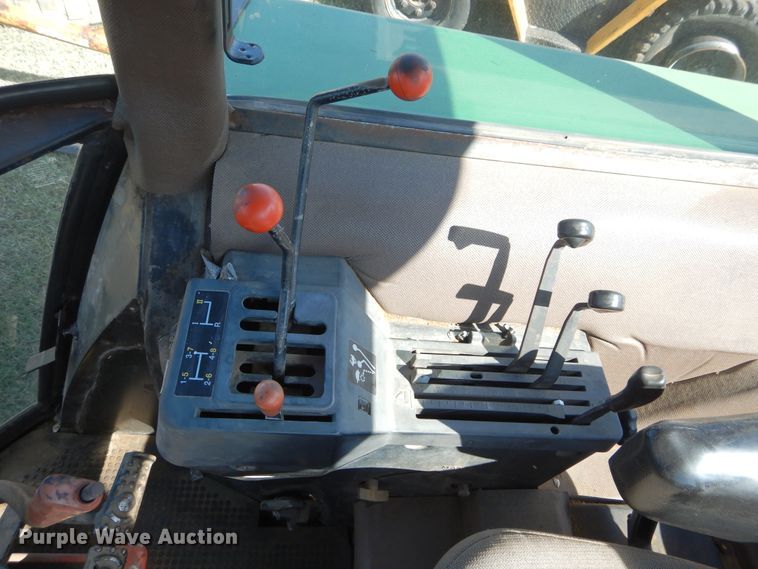 image for item FK9776 1983 John Deere 2750 tractor