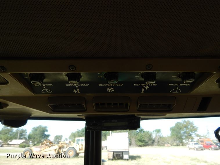 image for item FK9776 1983 John Deere 2750 tractor