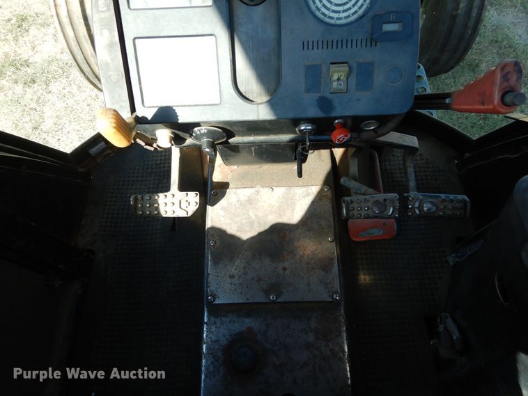 image for item FK9776 1983 John Deere 2750 tractor