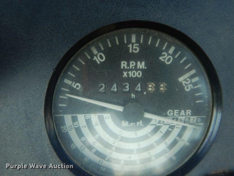 image for item FK9776 1983 John Deere 2750 tractor