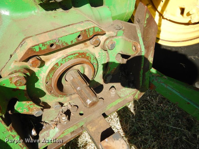 image for item FK9776 1983 John Deere 2750 tractor
